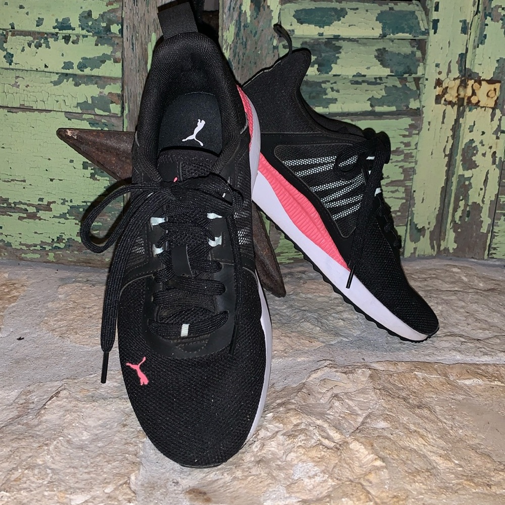 Ladies Puma Athletic Shoes Size 8.5